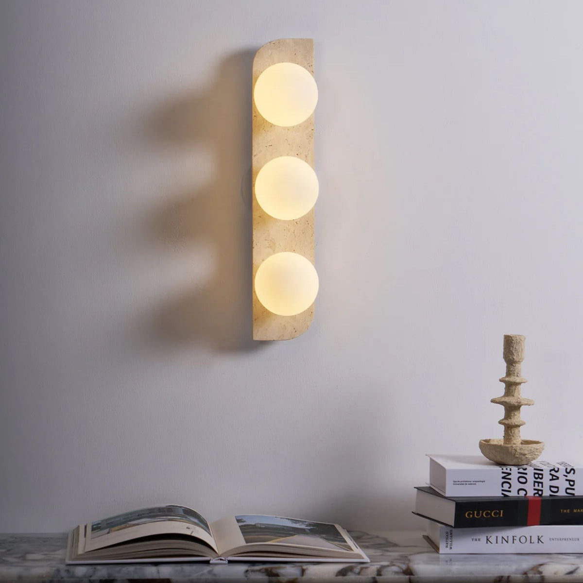 Wandleuchte aus Naturstein mit Glaskugel, G9-Fassung, beige, neutrales Ambiente-Licht für Eingangsbereich, Badezimmer, Schlafzimmer, modernes minimalistisches Wohndesign | Thomler