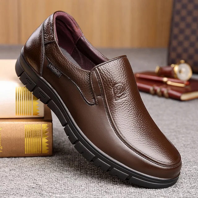 Herren-Slipper mit flacher Sohle und atmungsaktivem Obermaterial aus Rindsleder