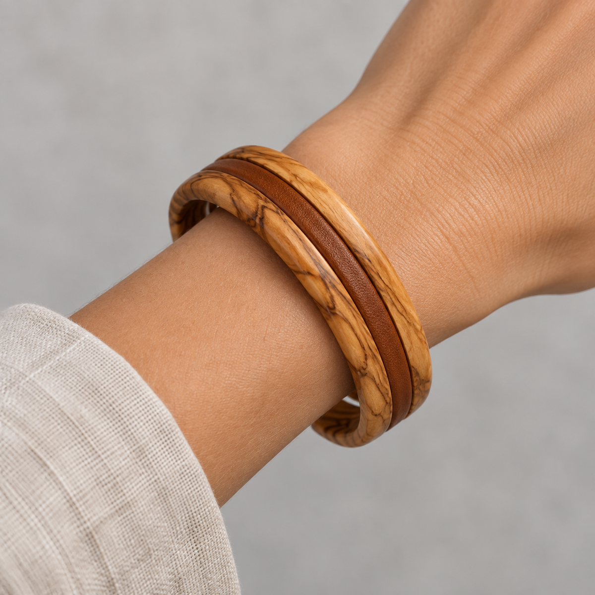 Pulsera de madera de 2.5 pulgadas con detalle de piel vegana