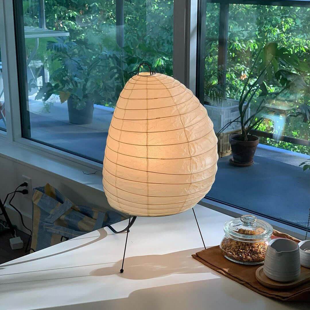 Skulpturale Reispapier-Tischleuchte 10 Zoll in Weiß, Ambiente-Nachtischlampe im Japandi-Stil, sanftes diffuses Licht für Nachttisch, Wohnzimmer, modern-minimalistisch | Thomler