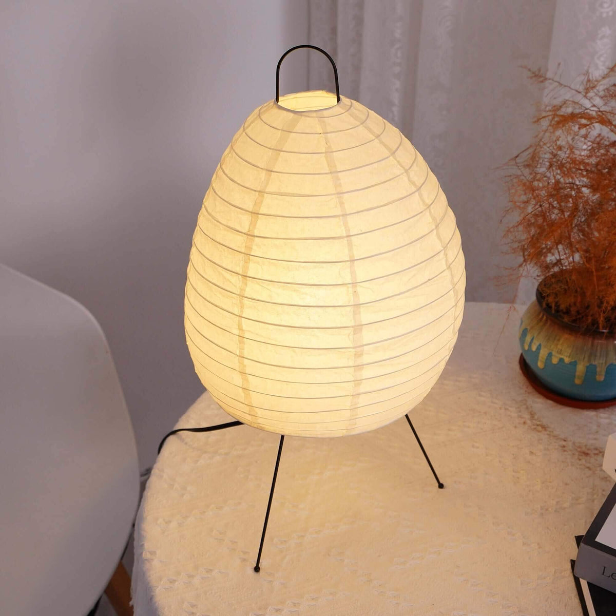 Skulpturale Reispapier-Tischleuchte 10 Zoll in Weiß, Ambiente-Nachtischlampe im Japandi-Stil, sanftes diffuses Licht für Nachttisch, Wohnzimmer, modern-minimalistisch | Thomler