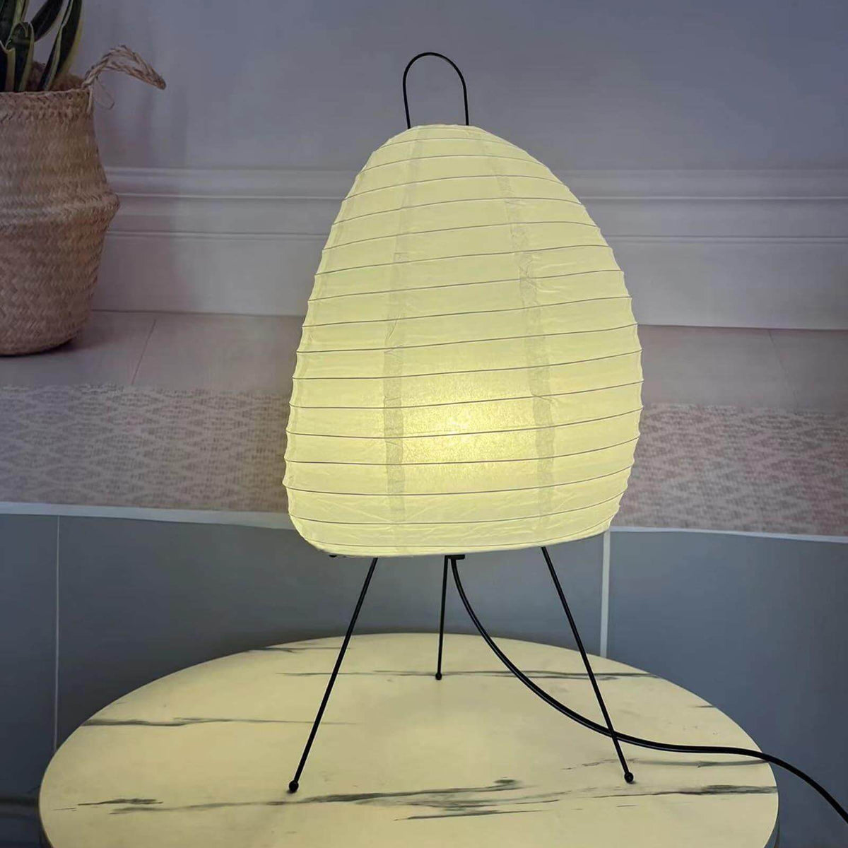 Skulpturale Reispapier-Tischleuchte 10 Zoll in Weiß, Ambiente-Nachtischlampe im Japandi-Stil, sanftes diffuses Licht für Nachttisch, Wohnzimmer, modern-minimalistisch | Thomler