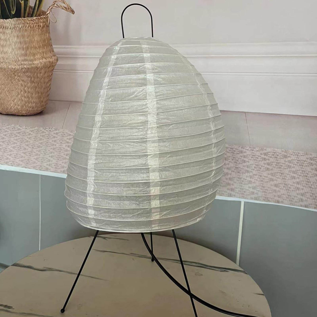 Skulpturale Reispapier-Tischleuchte 10 Zoll in Weiß, Ambiente-Nachtischlampe im Japandi-Stil, sanftes diffuses Licht für Nachttisch, Wohnzimmer, modern-minimalistisch | Thomler