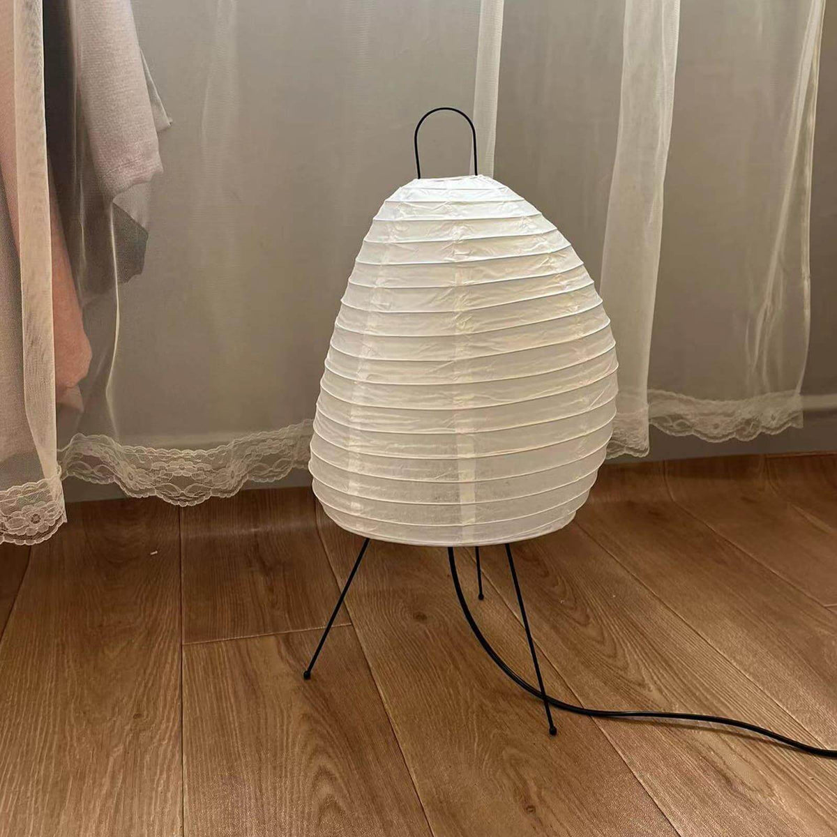Skulpturale Reispapier-Tischleuchte 10 Zoll in Weiß, Ambiente-Nachtischlampe im Japandi-Stil, sanftes diffuses Licht für Nachttisch, Wohnzimmer, modern-minimalistisch | Thomler