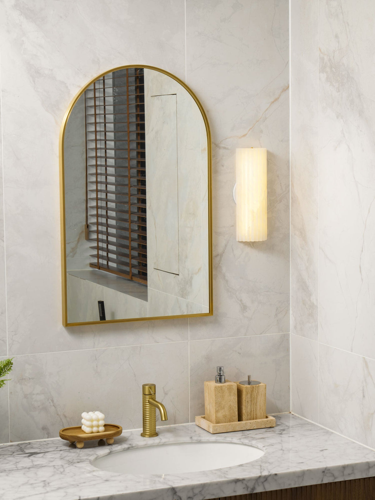 Aplique de pared de piedra natural de 12 pulgadas con LED integrado y superficie estriada, lámpara de interior para dormitorio, pasillo y sala de estar con luz ambiental cálida | Thomler