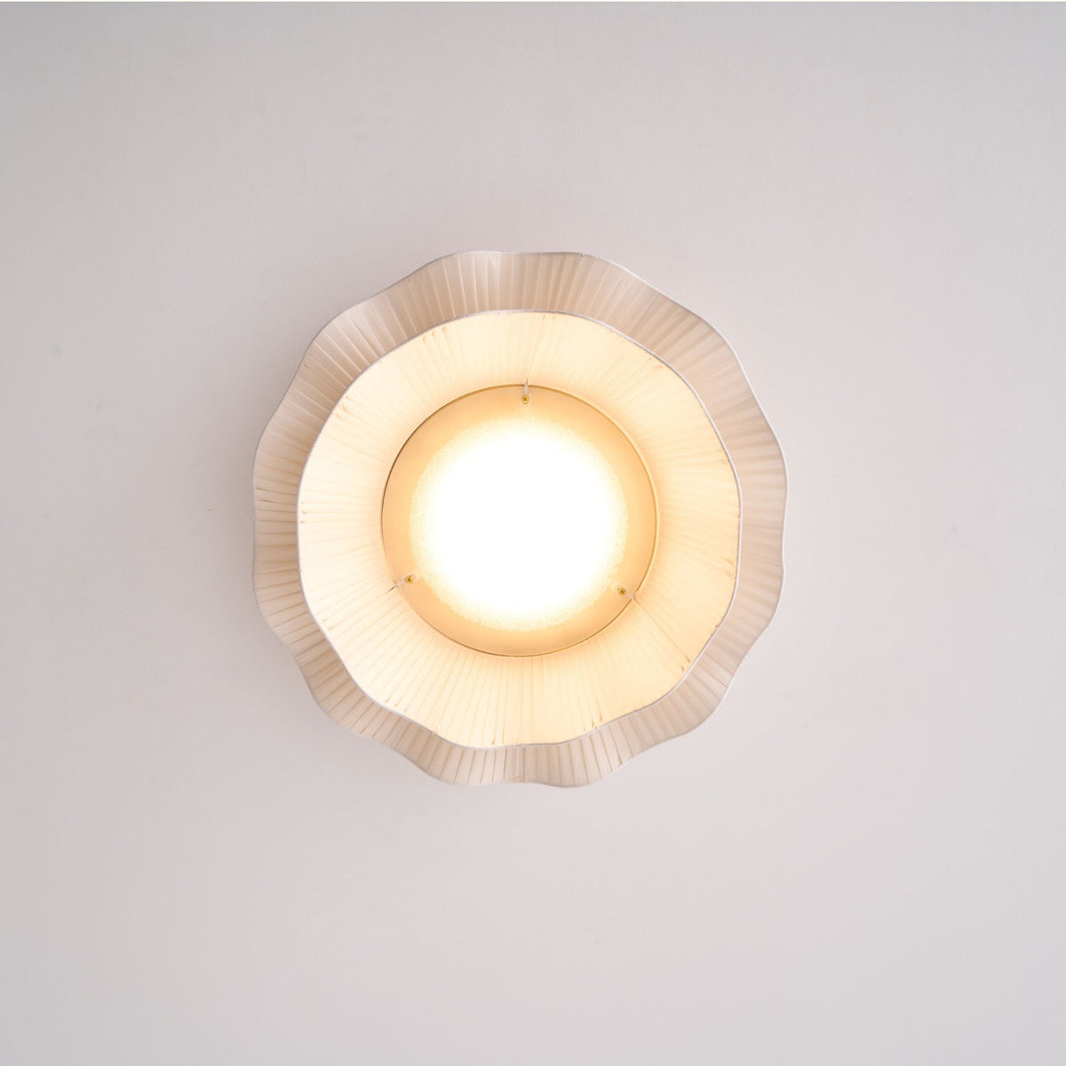 Dimmbare LED-Deckenleuchte, 51 cm, beiger Stoffschirm mit Messingakzent, für Schlafzimmer, Flur, Wohnzimmer, 3 Farbmodi, flache Deckenlampe | Thomler