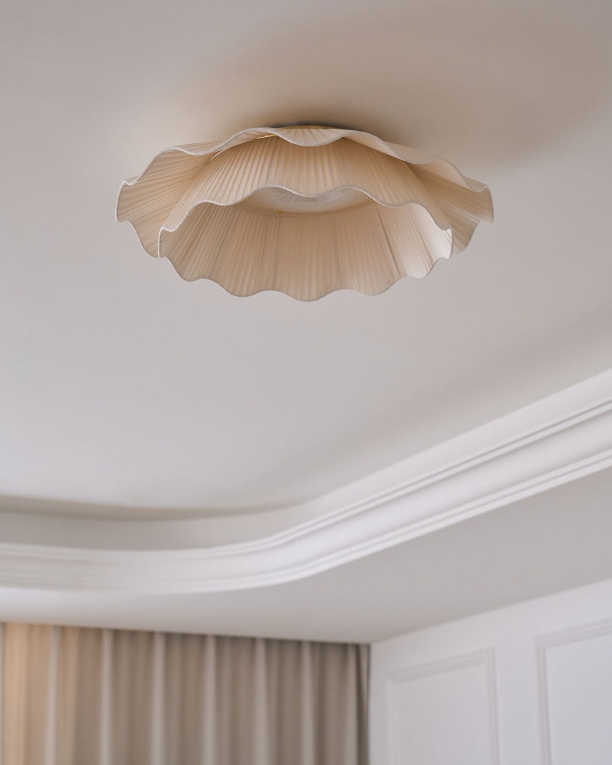 Dimmbare LED-Deckenleuchte, 51 cm, beiger Stoffschirm mit Messingakzent, für Schlafzimmer, Flur, Wohnzimmer, 3 Farbmodi, flache Deckenlampe | Thomler