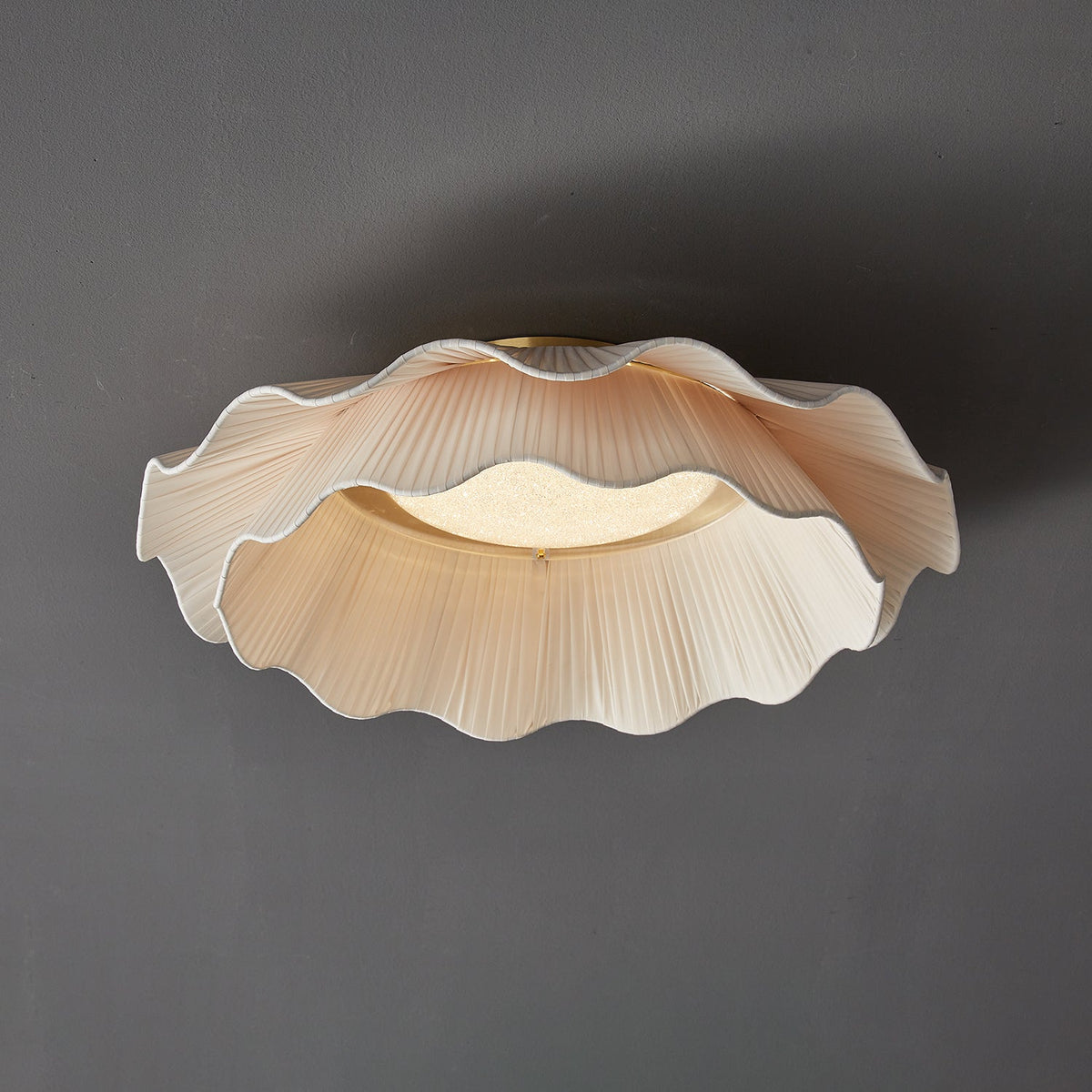 Dimmbare LED-Deckenleuchte, 51 cm, beiger Stoffschirm mit Messingakzent, für Schlafzimmer, Flur, Wohnzimmer, 3 Farbmodi, flache Deckenlampe | Thomler