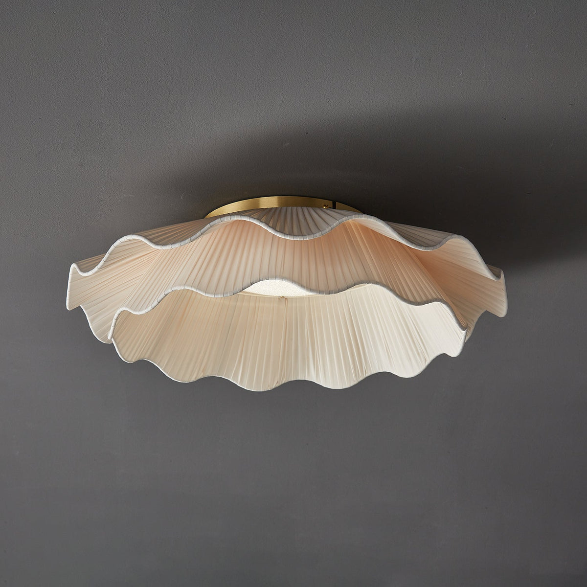 Dimmbare LED-Deckenleuchte, 51 cm, beiger Stoffschirm mit Messingakzent, für Schlafzimmer, Flur, Wohnzimmer, 3 Farbmodi, flache Deckenlampe | Thomler