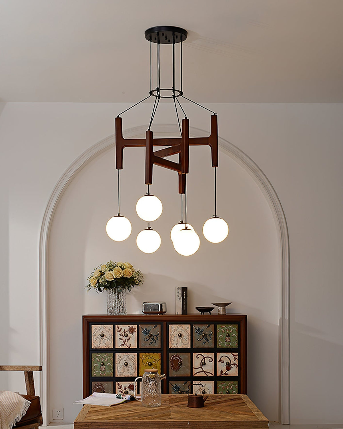 Houten hanglamp met meerdere armen, witte glazen bollen, in hoogte verstelbare kabel, 2-6 lampen, plafondverlichting voor eetkamer, modern boerderijdesign | Thomler