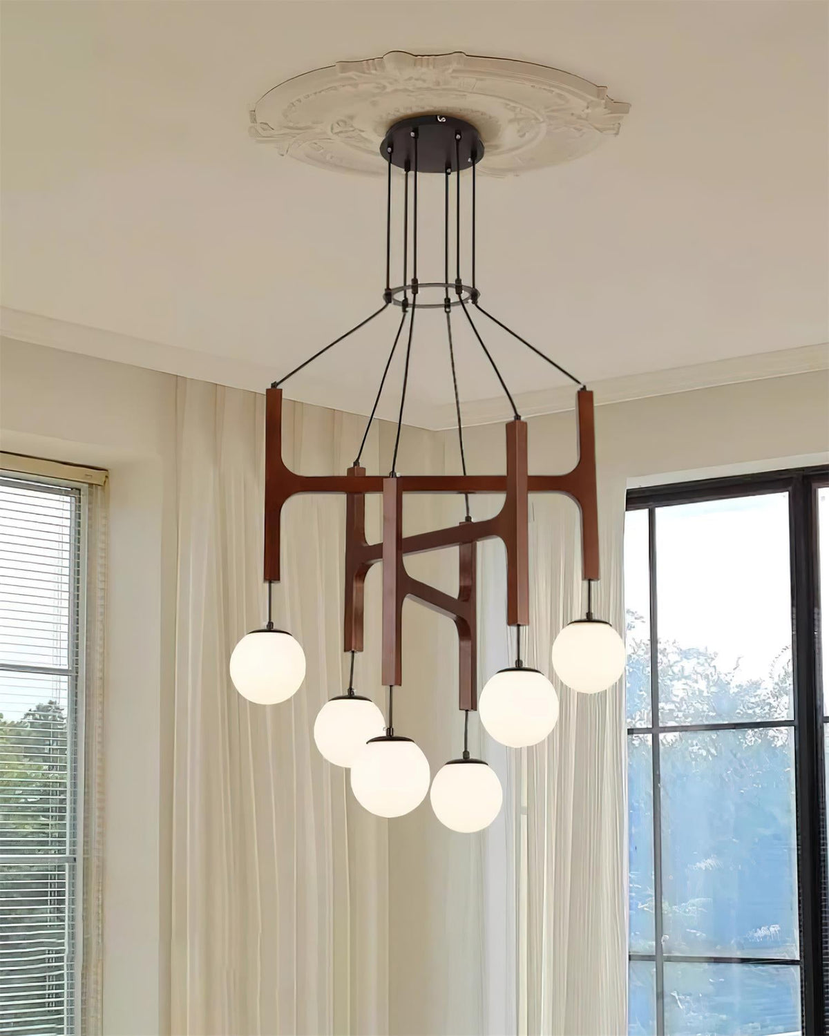 Houten hanglamp met meerdere armen, witte glazen bollen, in hoogte verstelbare kabel, 2-6 lampen, plafondverlichting voor eetkamer, modern boerderijdesign | Thomler