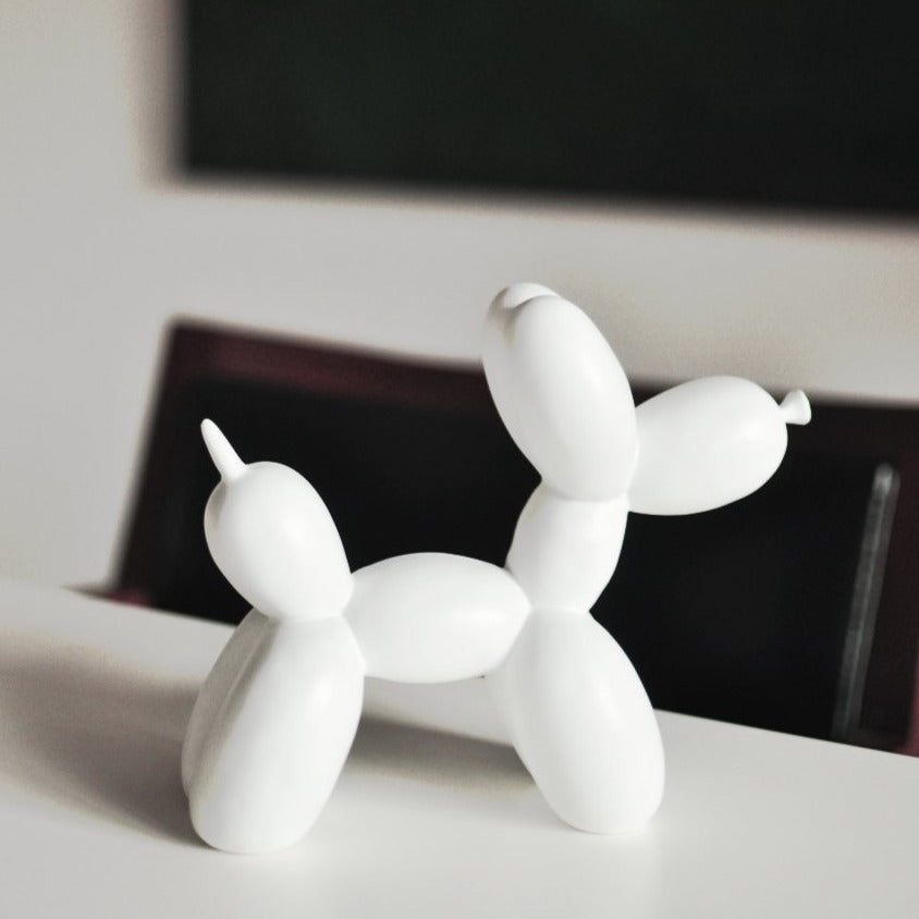 Glänzende Harz-Welpenfigur 20 cm hoch, zeitgenössisches Regal-Dekoobjekt, Kinderzimmer-Dekoration, verspieltes Tisch-Ornament, modernes Wohndesign | Thomler