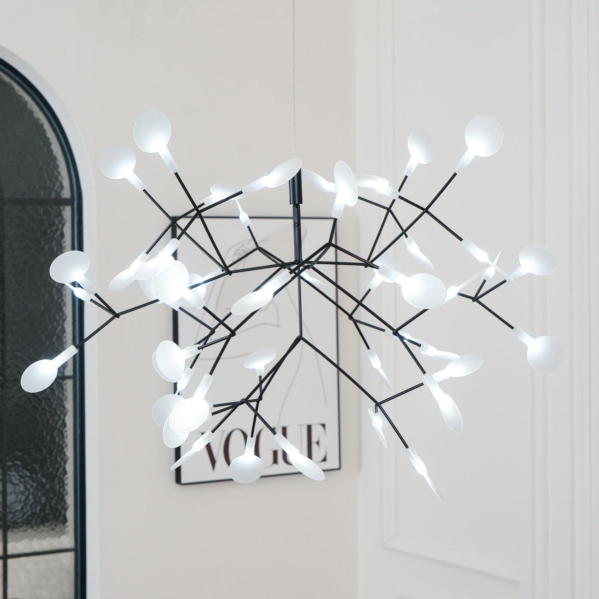Vertakkende led-kroonluchter met acryl bloemblaadjes, zwarte afwerking, 20W geïntegreerde verlichting, dimbaar, optionele afstandsbediening, modern statement-armatuur, voor binnenshuis/woonkamer