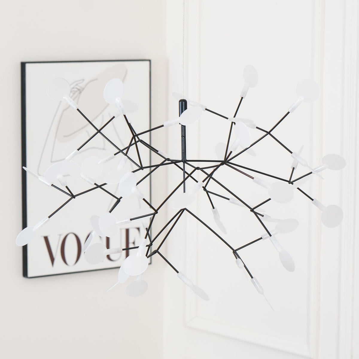 Vertakkende led-kroonluchter met acryl bloemblaadjes, zwarte afwerking, 20W geïntegreerde verlichting, dimbaar, optionele afstandsbediening, modern statement-armatuur, voor binnenshuis/woonkamer