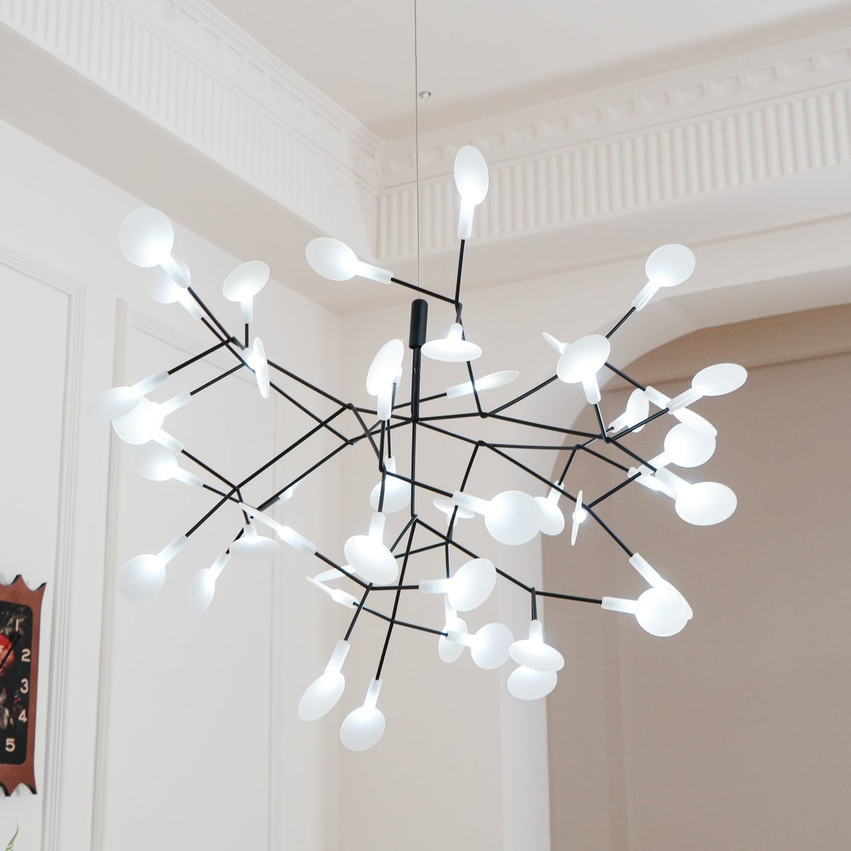 Vertakkende led-kroonluchter met acryl bloemblaadjes, zwarte afwerking, 20W geïntegreerde verlichting, dimbaar, optionele afstandsbediening, modern statement-armatuur, voor binnenshuis/woonkamer