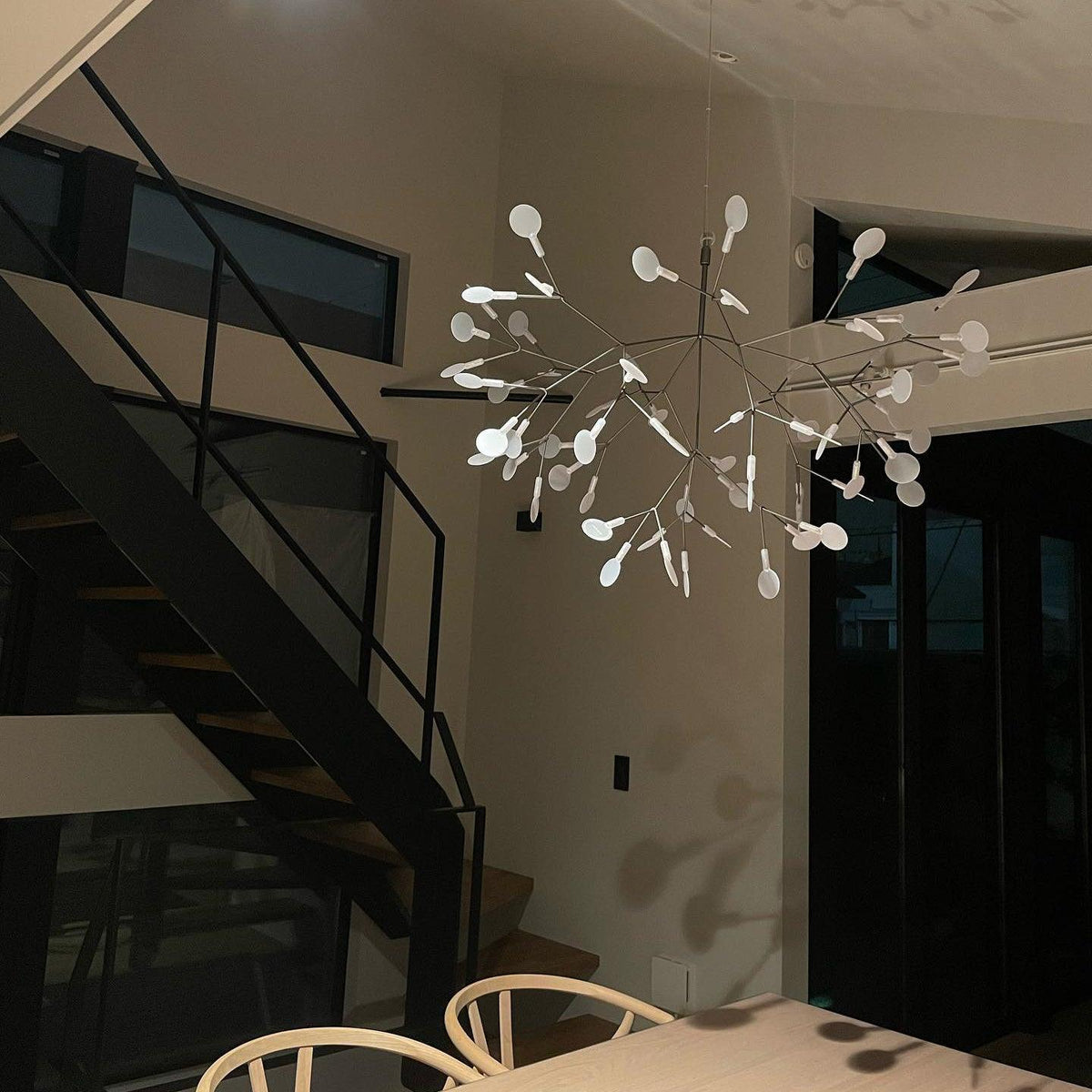 Vertakkende led-kroonluchter met acryl bloemblaadjes, zwarte afwerking, 20W geïntegreerde verlichting, dimbaar, optionele afstandsbediening, modern statement-armatuur, voor binnenshuis/woonkamer