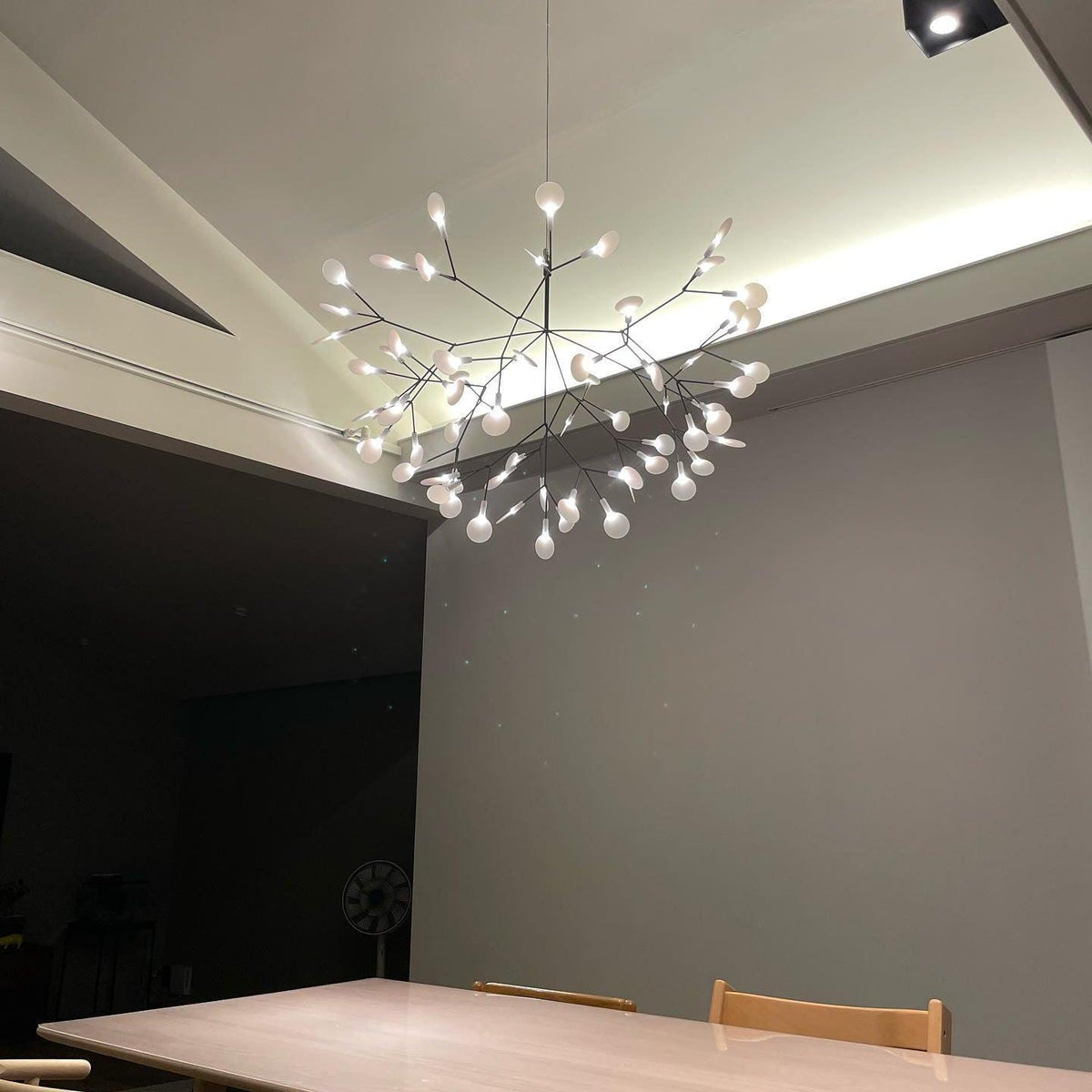 Vertakkende led-kroonluchter met acryl bloemblaadjes, zwarte afwerking, 20W geïntegreerde verlichting, dimbaar, optionele afstandsbediening, modern statement-armatuur, voor binnenshuis/woonkamer