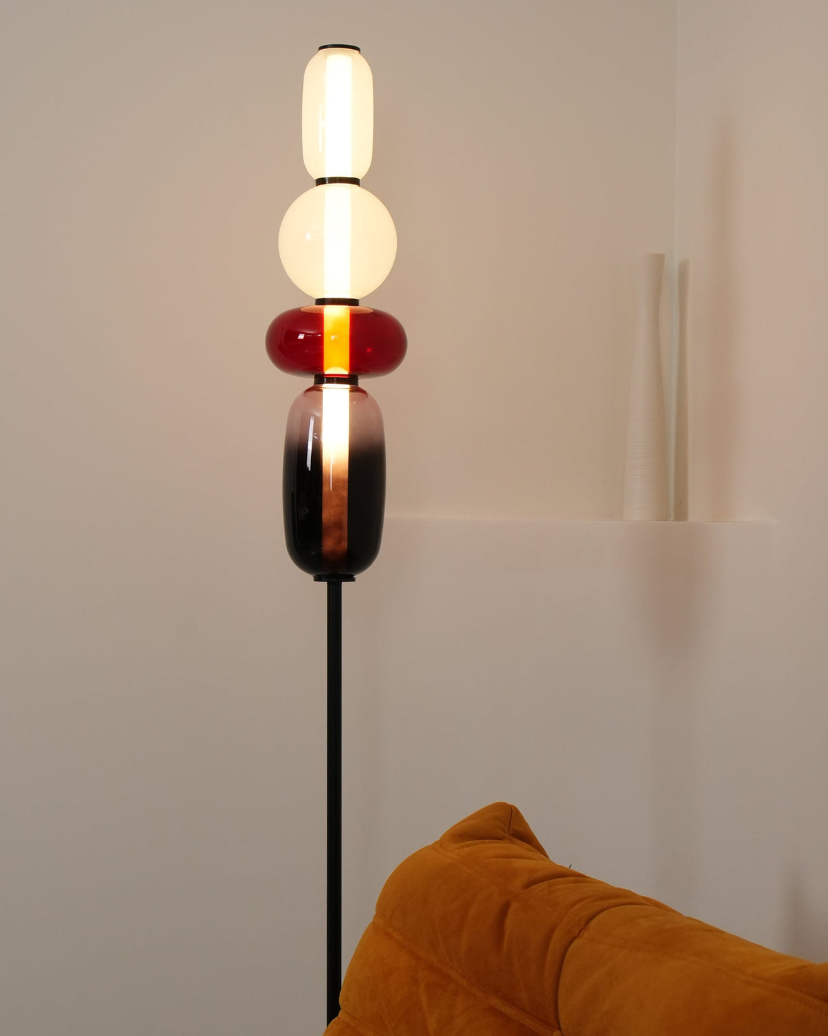 Lámpara de pie alta con temperatura de color ajustable, pantalla de metal y vidrio, iluminación decorativa moderna para dormitorio, sala de estar, rincón de lectura 130 cm | Thomler