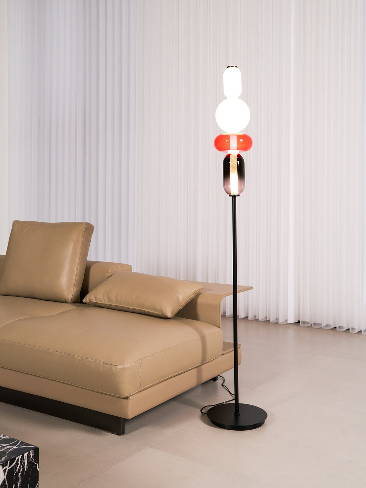 Lámpara de pie alta con temperatura de color ajustable, pantalla de metal y vidrio, iluminación decorativa moderna para dormitorio, sala de estar, rincón de lectura 130 cm | Thomler