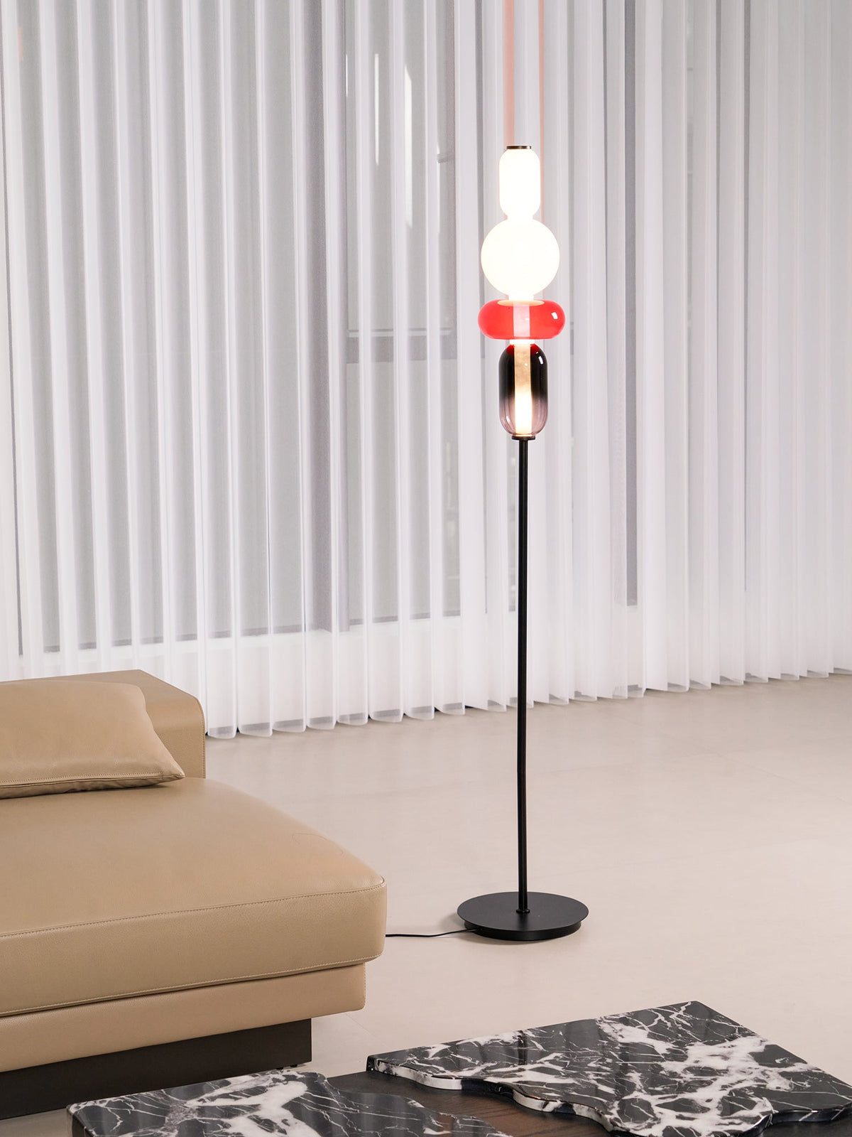 Lámpara de pie alta con temperatura de color ajustable, pantalla de metal y vidrio, iluminación decorativa moderna para dormitorio, sala de estar, rincón de lectura 130 cm | Thomler