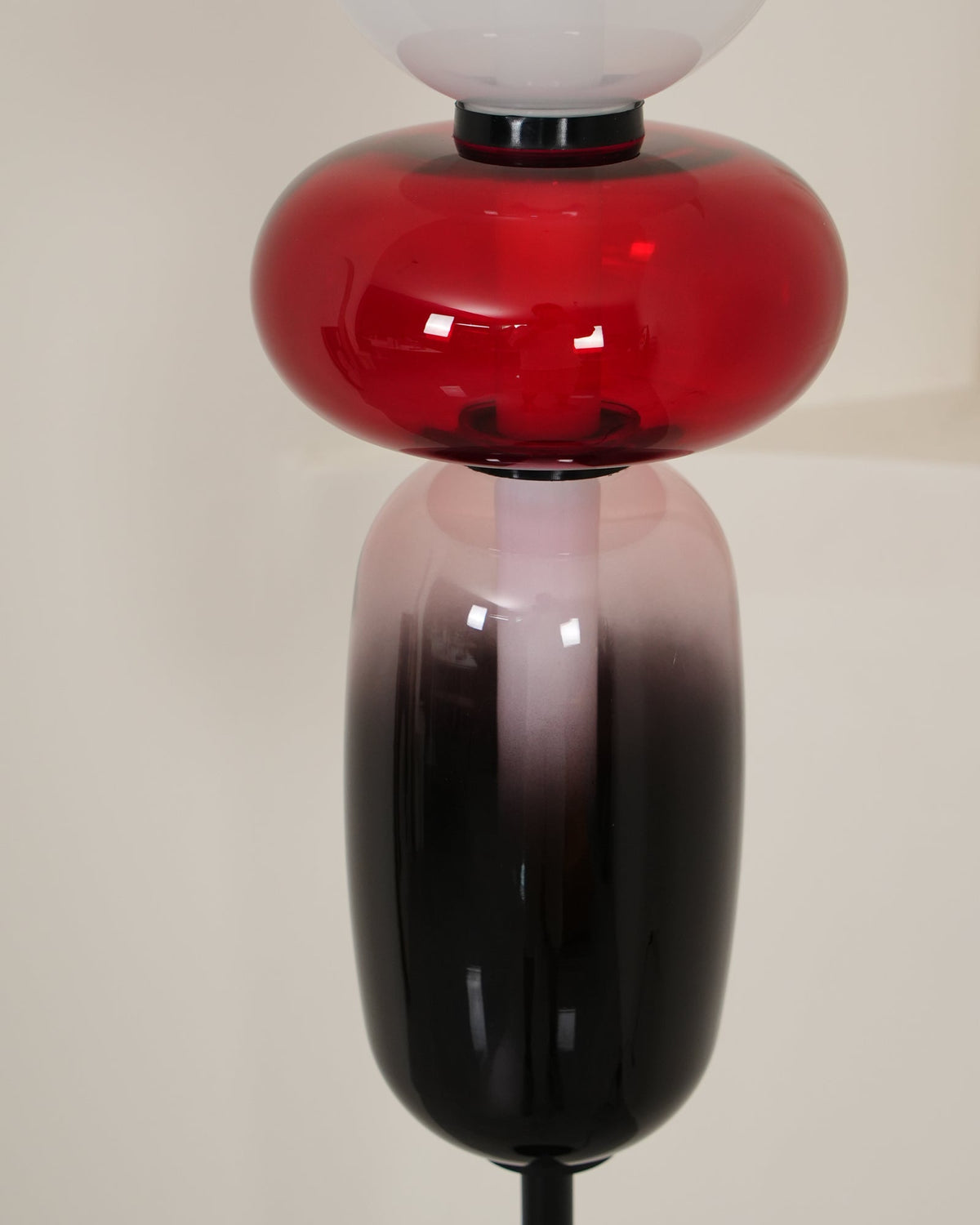 Lámpara de pie alta con temperatura de color ajustable, pantalla de metal y vidrio, iluminación decorativa moderna para dormitorio, sala de estar, rincón de lectura 130 cm | Thomler