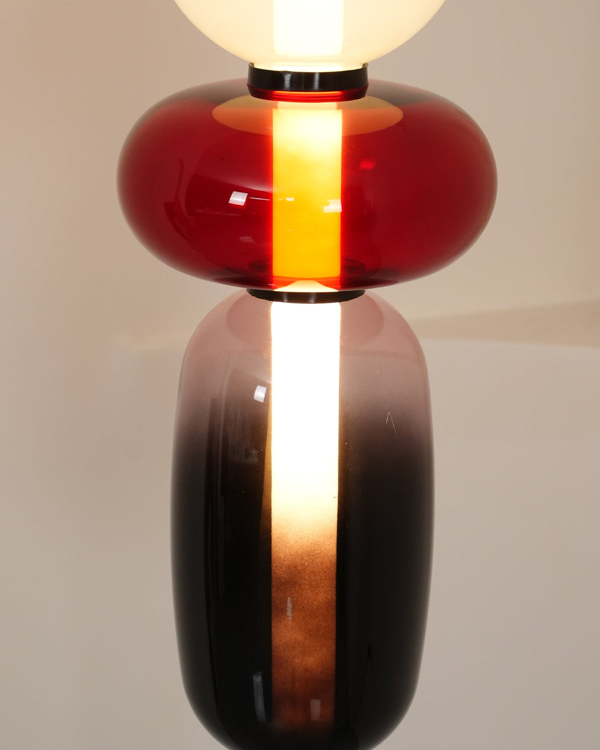 Lámpara de pie alta con temperatura de color ajustable, pantalla de metal y vidrio, iluminación decorativa moderna para dormitorio, sala de estar, rincón de lectura 130 cm | Thomler
