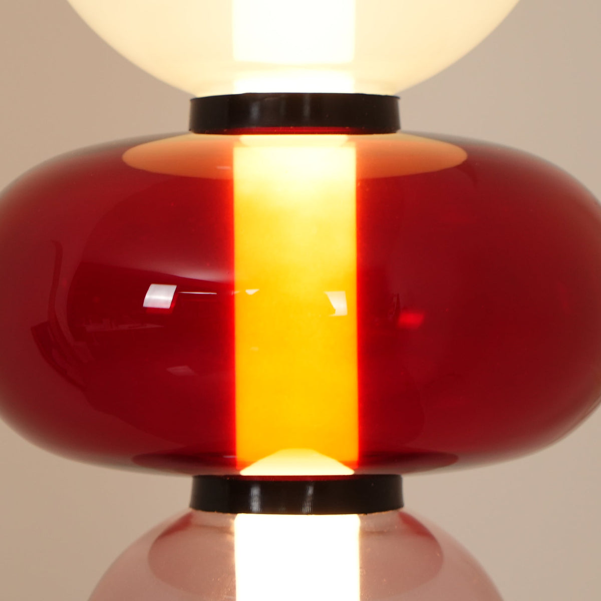 Lámpara de pie alta con temperatura de color ajustable, pantalla de metal y vidrio, iluminación decorativa moderna para dormitorio, sala de estar, rincón de lectura 130 cm | Thomler