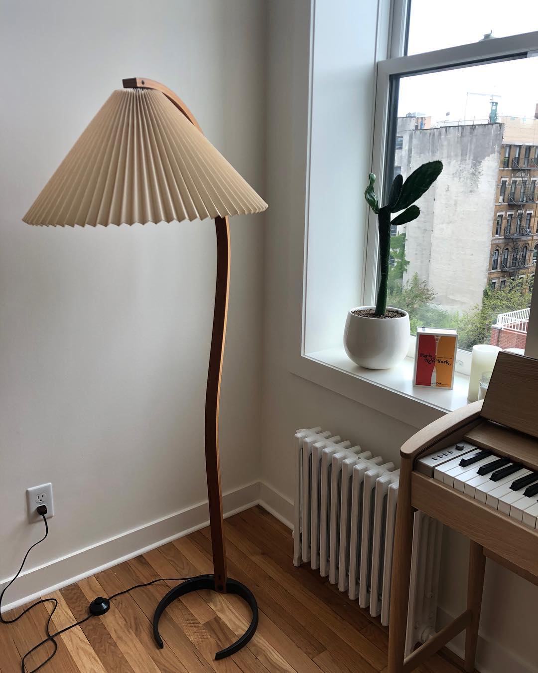 Bogen-Leseleuchte aus Holz mit Stoffschirm, 150 cm hoch, moderne Leuchte für über das Sofa, natürliche Oberfläche für Wohn- und Schlafzimmer, minimalistische Stehleuchte | Thomler
