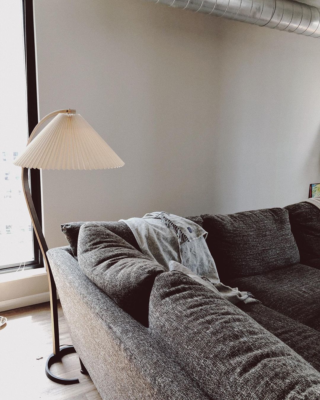 Bogen-Leseleuchte aus Holz mit Stoffschirm, 150 cm hoch, moderne Leuchte für über das Sofa, natürliche Oberfläche für Wohn- und Schlafzimmer, minimalistische Stehleuchte | Thomler