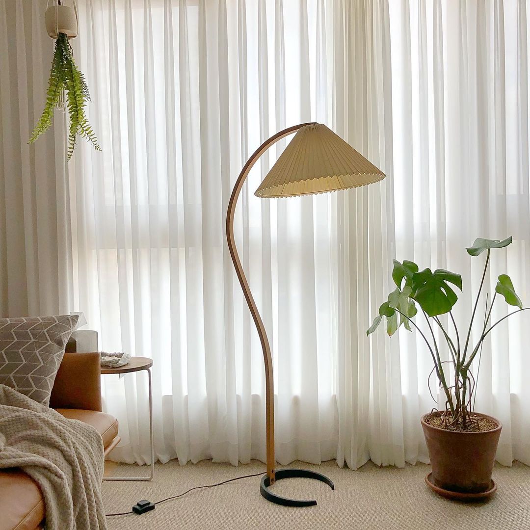 Bogen-Leseleuchte aus Holz mit Stoffschirm, 150 cm hoch, moderne Leuchte für über das Sofa, natürliche Oberfläche für Wohn- und Schlafzimmer, minimalistische Stehleuchte | Thomler
