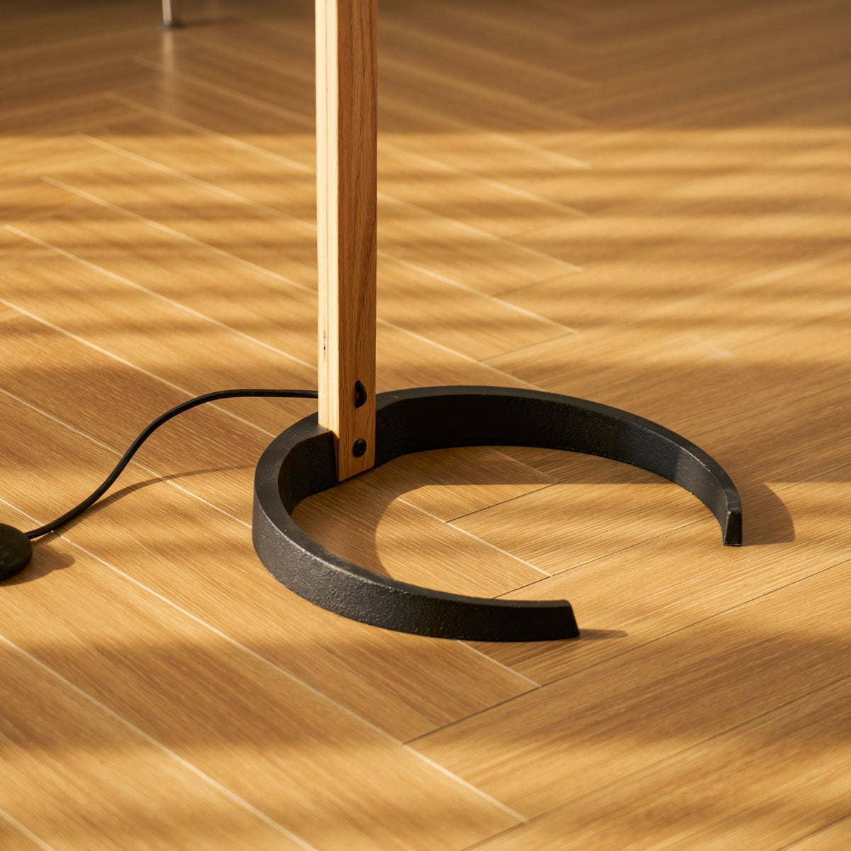 Bogen-Leseleuchte aus Holz mit Stoffschirm, 150 cm hoch, moderne Leuchte für über das Sofa, natürliche Oberfläche für Wohn- und Schlafzimmer, minimalistische Stehleuchte | Thomler