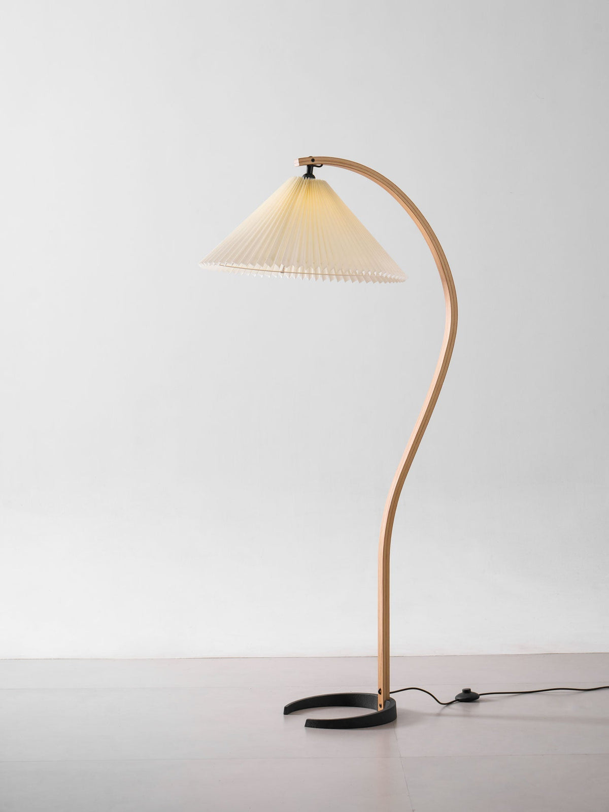 Bogen-Leseleuchte aus Holz mit Stoffschirm, 150 cm hoch, moderne Leuchte für über das Sofa, natürliche Oberfläche für Wohn- und Schlafzimmer, minimalistische Stehleuchte | Thomler
