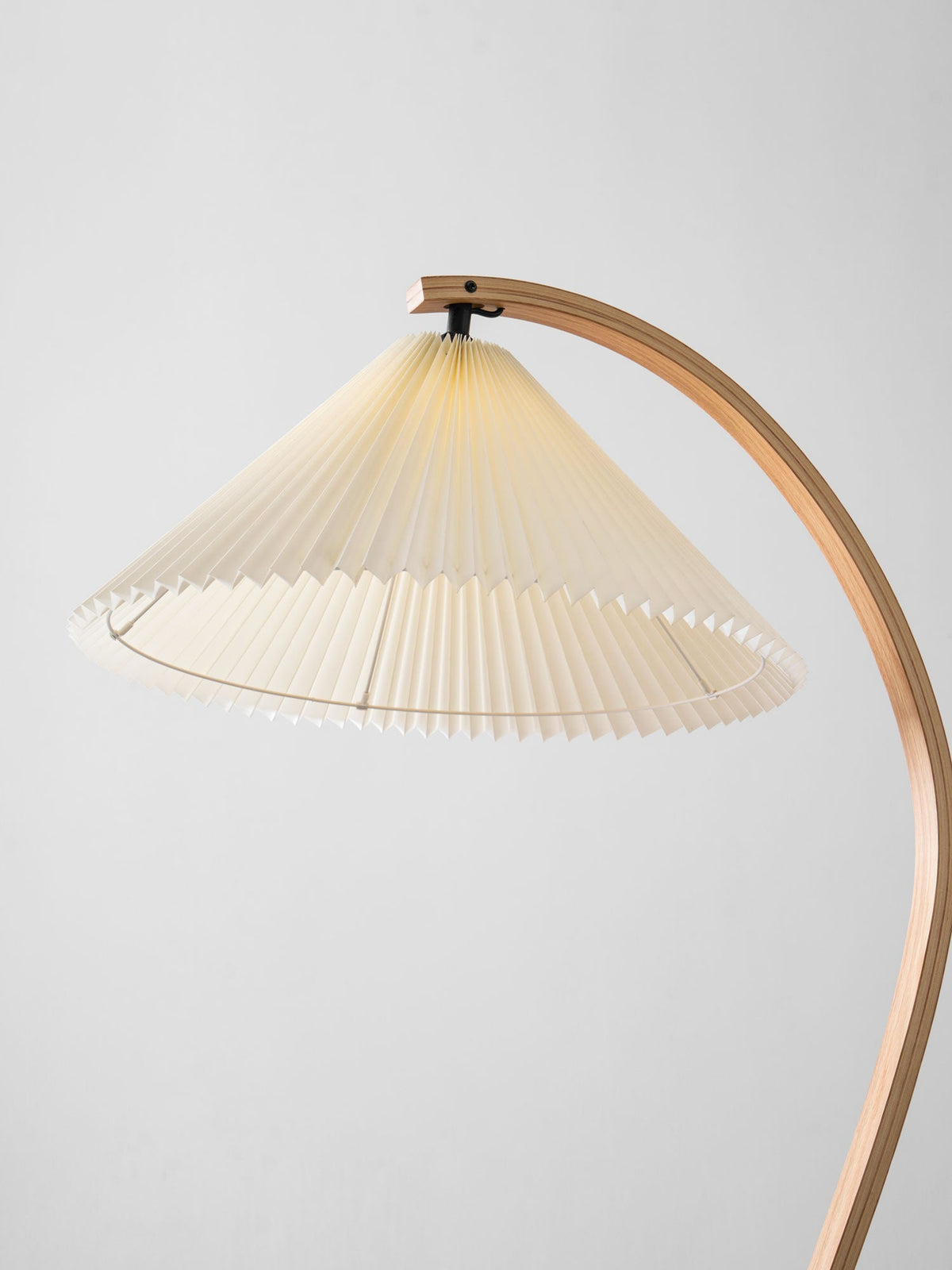Bogen-Leseleuchte aus Holz mit Stoffschirm, 150 cm hoch, moderne Leuchte für über das Sofa, natürliche Oberfläche für Wohn- und Schlafzimmer, minimalistische Stehleuchte | Thomler