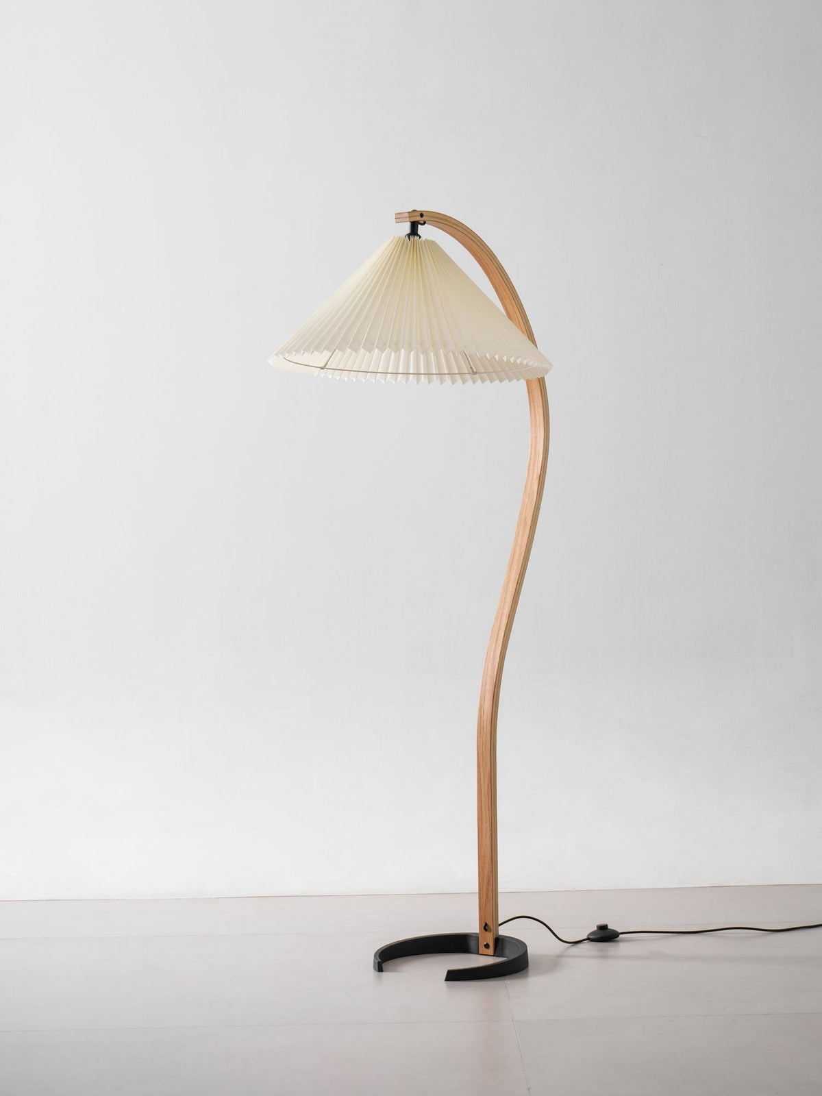 Bogen-Leseleuchte aus Holz mit Stoffschirm, 150 cm hoch, moderne Leuchte für über das Sofa, natürliche Oberfläche für Wohn- und Schlafzimmer, minimalistische Stehleuchte | Thomler