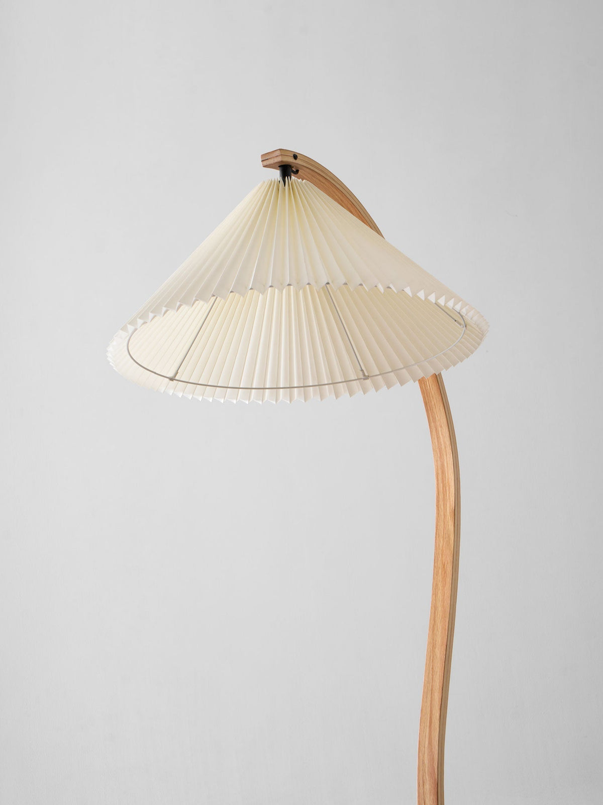 Bogen-Leseleuchte aus Holz mit Stoffschirm, 150 cm hoch, moderne Leuchte für über das Sofa, natürliche Oberfläche für Wohn- und Schlafzimmer, minimalistische Stehleuchte | Thomler