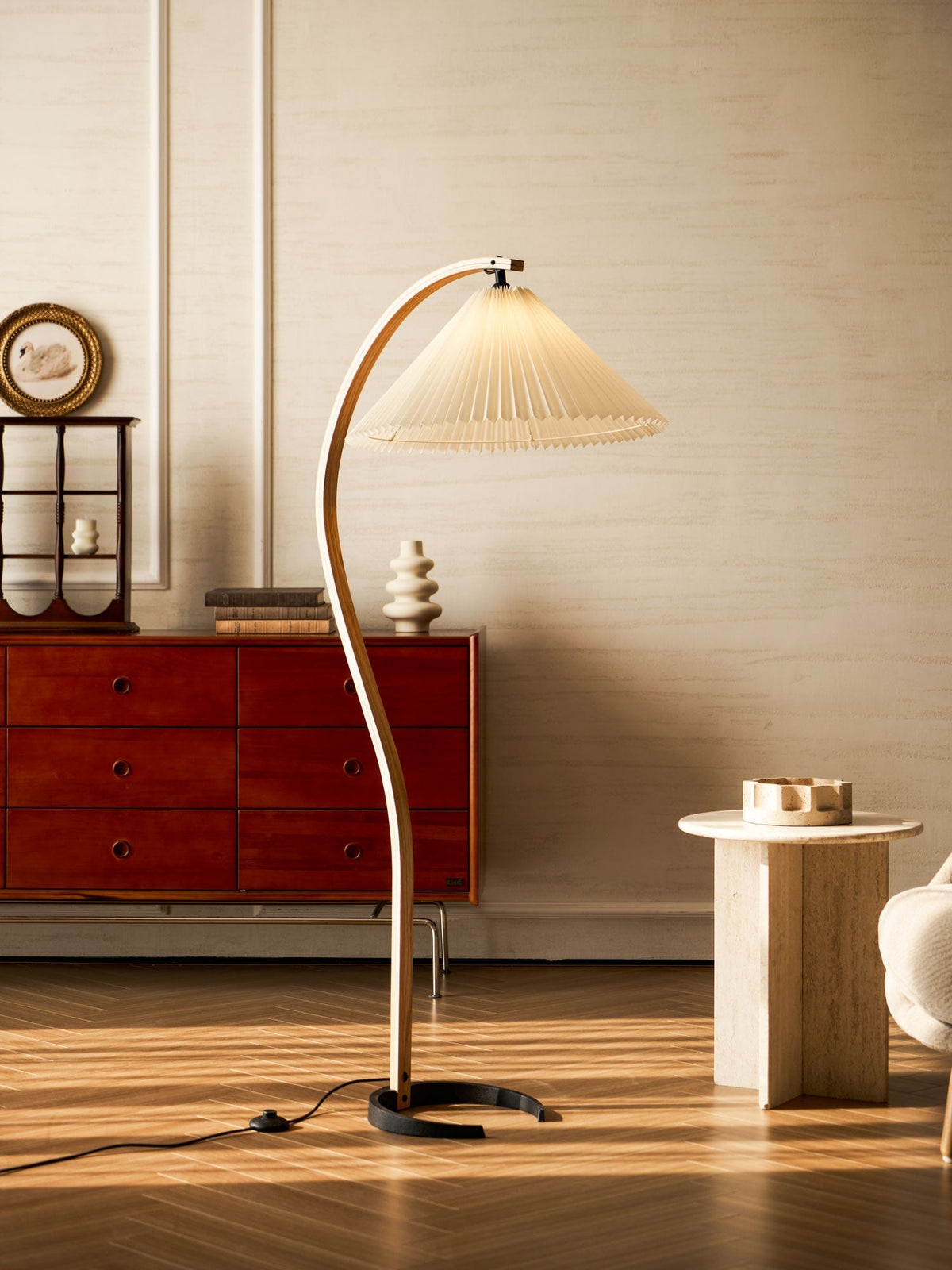 Bogen-Leseleuchte aus Holz mit Stoffschirm, 150 cm hoch, moderne Leuchte für über das Sofa, natürliche Oberfläche für Wohn- und Schlafzimmer, minimalistische Stehleuchte | Thomler