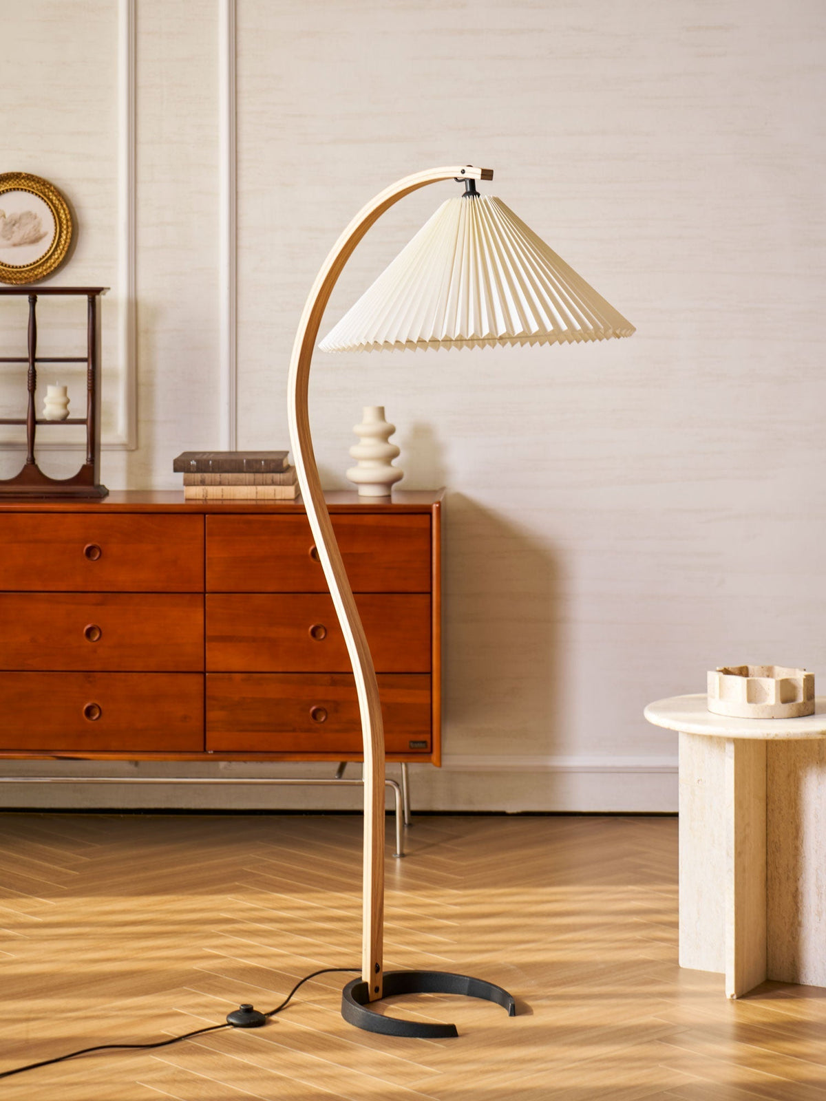 Bogen-Leseleuchte aus Holz mit Stoffschirm, 150 cm hoch, moderne Leuchte für über das Sofa, natürliche Oberfläche für Wohn- und Schlafzimmer, minimalistische Stehleuchte | Thomler
