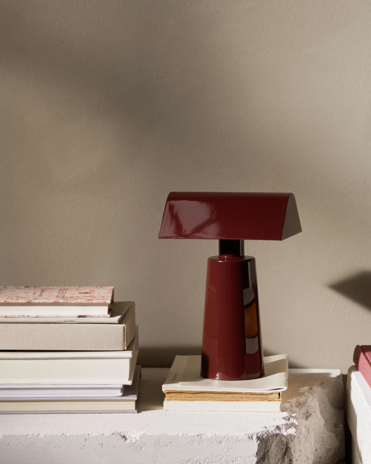 LED-Schreibtischlampe mit USB-Ladeanschluss – Touch-Steuerung, 3 Farbtemperaturen, verstellbare Leseleuchte aus Stahl für Büro, Schlafzimmer, Arbeitszimmer – Rot, | Thomler