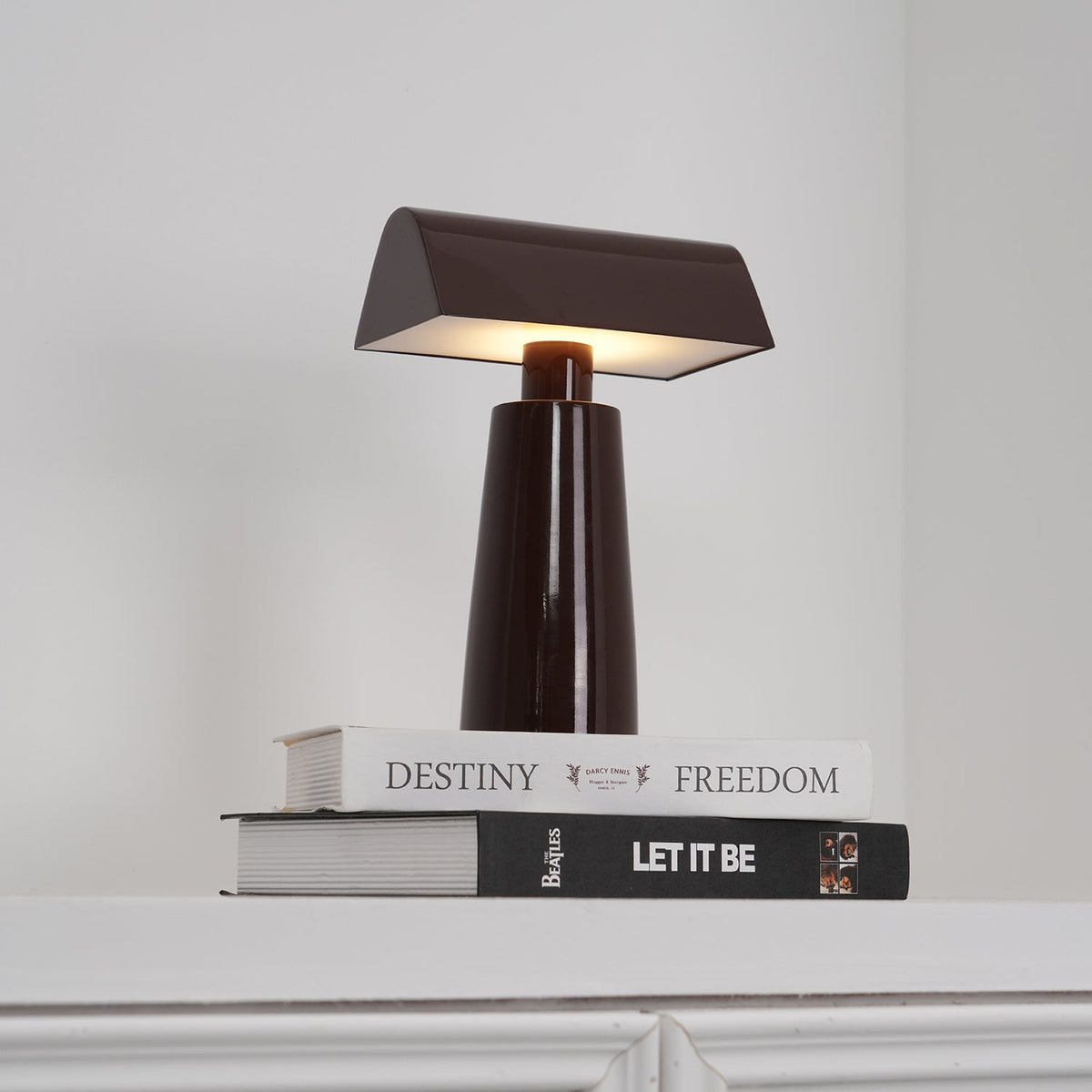LED-Schreibtischlampe mit USB-Ladeanschluss – Touch-Steuerung, 3 Farbtemperaturen, verstellbare Leseleuchte aus Stahl für Büro, Schlafzimmer, Arbeitszimmer – Rot, | Thomler