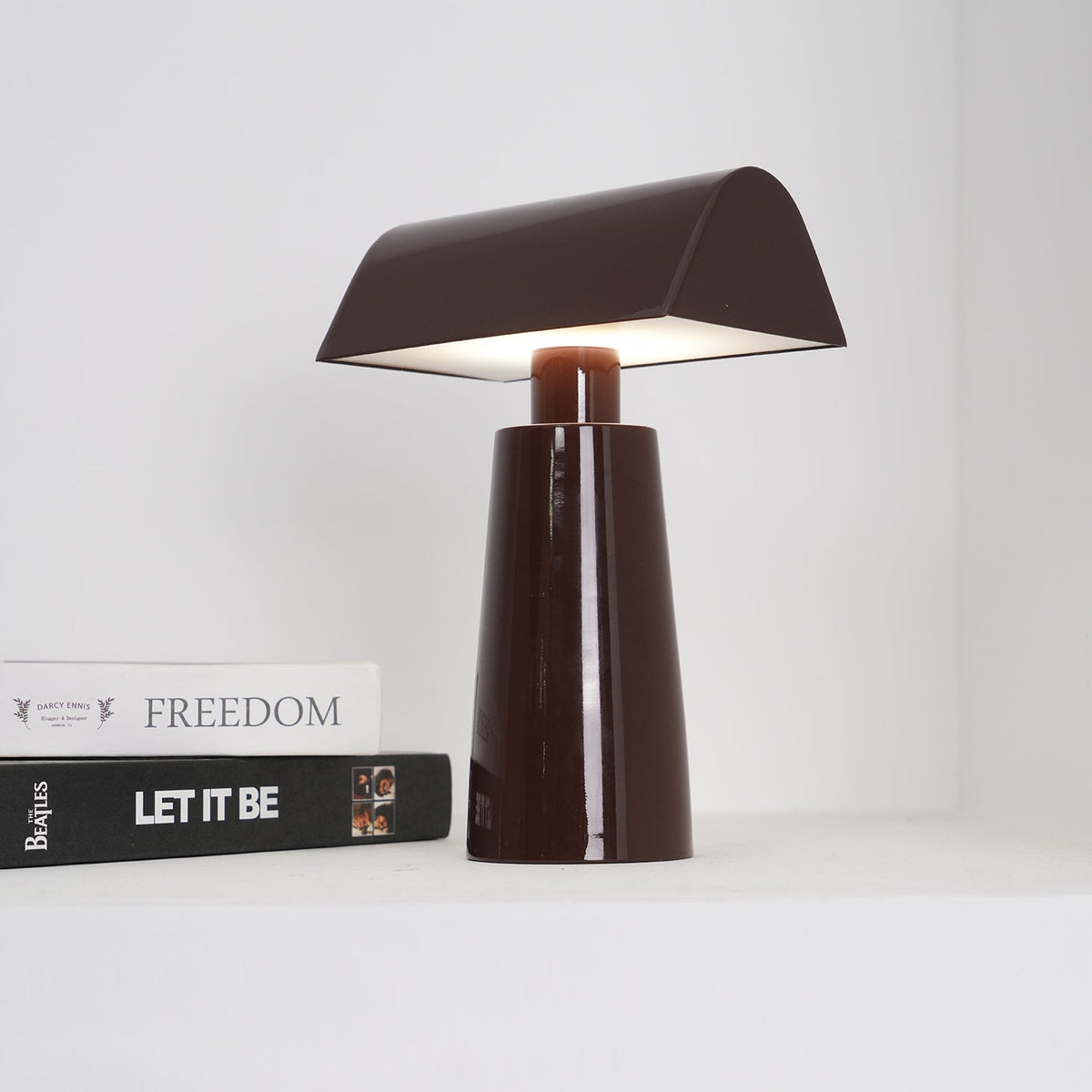 LED-Schreibtischlampe mit USB-Ladeanschluss – Touch-Steuerung, 3 Farbtemperaturen, verstellbare Leseleuchte aus Stahl für Büro, Schlafzimmer, Arbeitszimmer – Rot, | Thomler