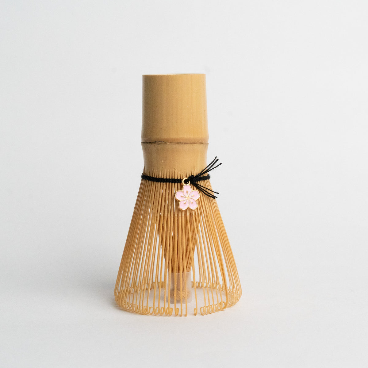 Batidor de té de bambú de 100 puntas, espumador de matcha japonés Chasen, batidor manual, grado ceremonial con dije de flor de cerezo, utensilio de cocina auténtico para té verde