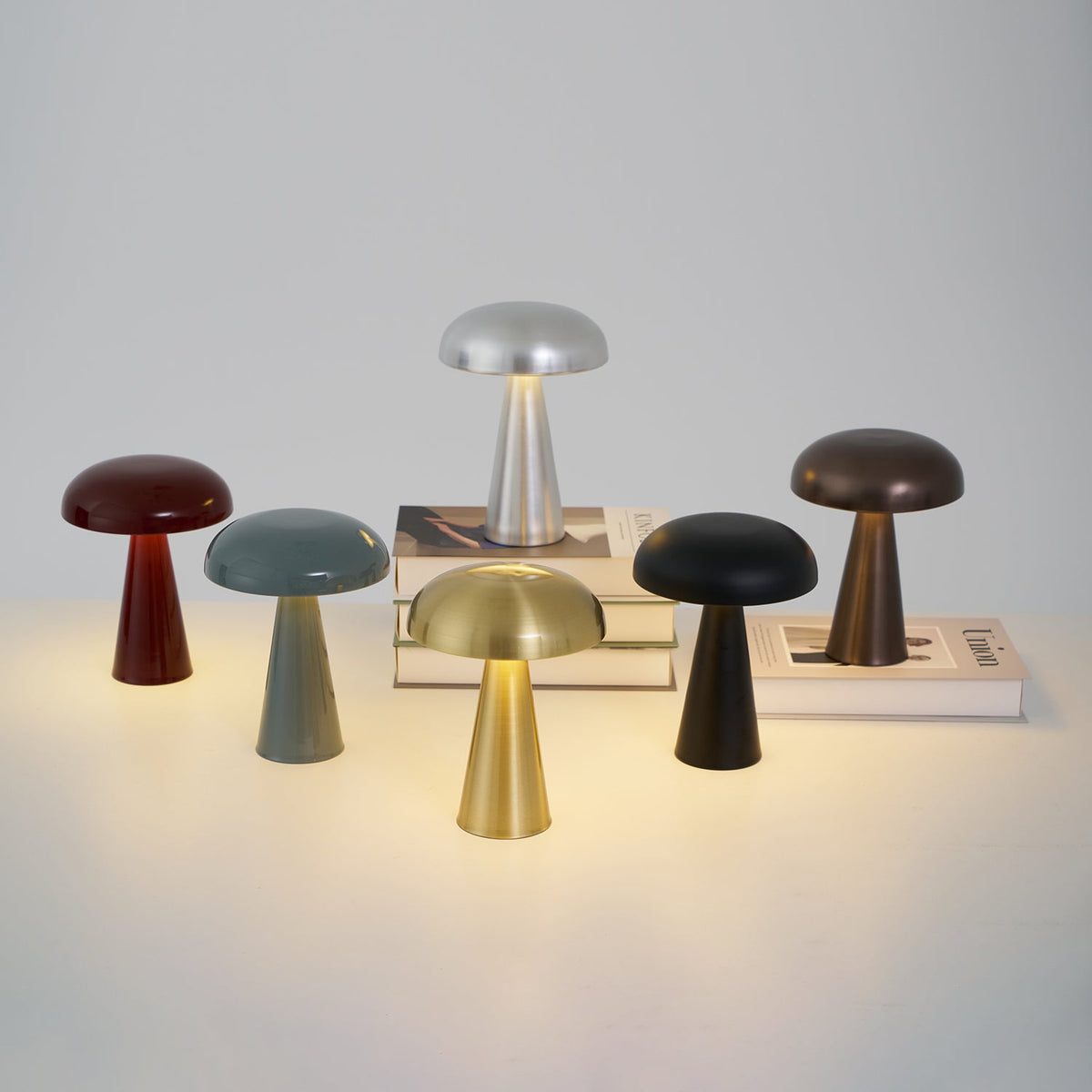 Kompakte Pilz-Schreibtischlampe mit USB-Anschluss 15×20 cm, dimmbare LED-Nachtischleuchte aus Metall mit Touch-Steuerung für Home-Office, Lesen und atmosphärisches Licht | Thomler