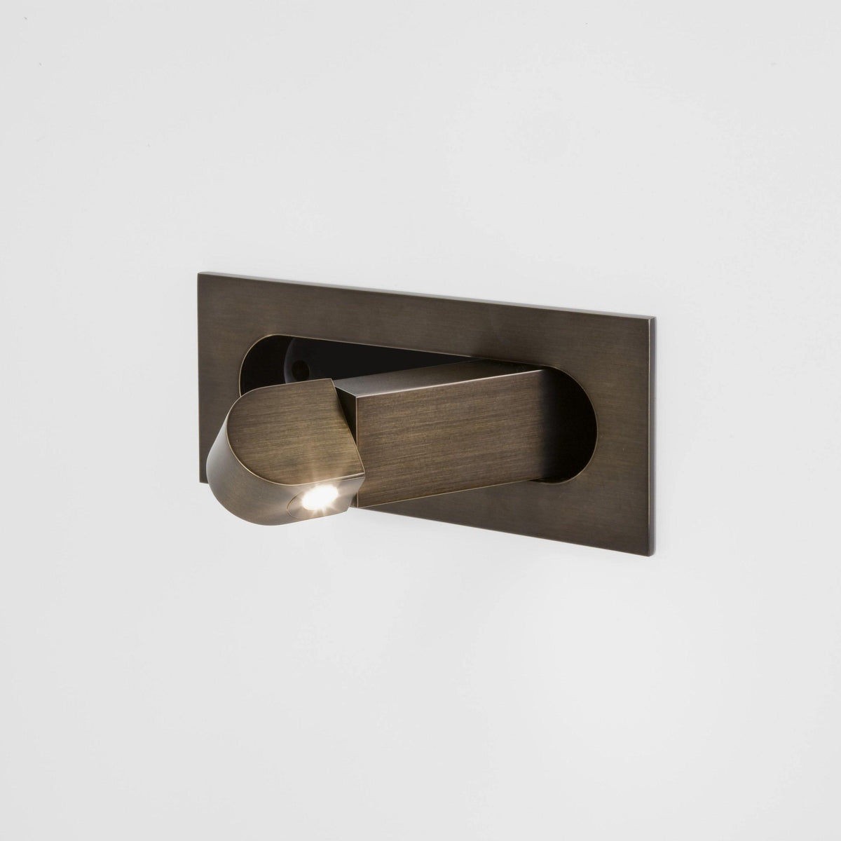 Aplique de pared LED giratorio con interruptor de botón para lectura nocturna enfocada en espacios compactos | Thomler