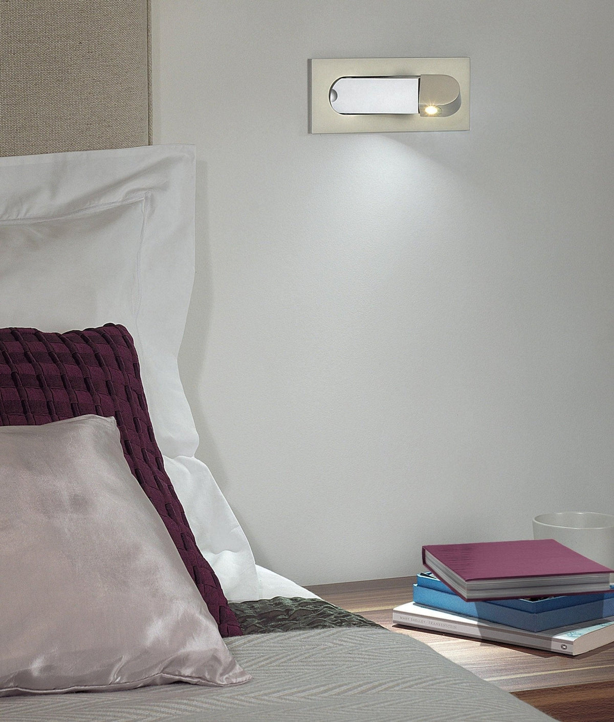 Aplique de pared LED giratorio con interruptor de botón para lectura nocturna enfocada en espacios compactos | Thomler