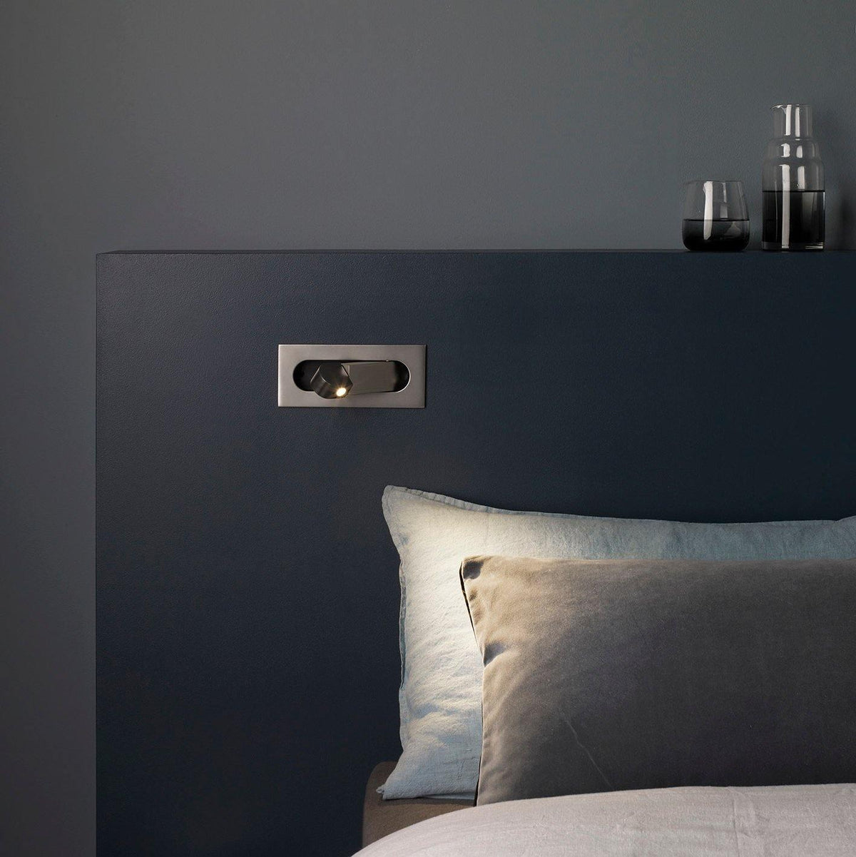 Aplique de pared LED giratorio con interruptor de botón para lectura nocturna enfocada en espacios compactos | Thomler