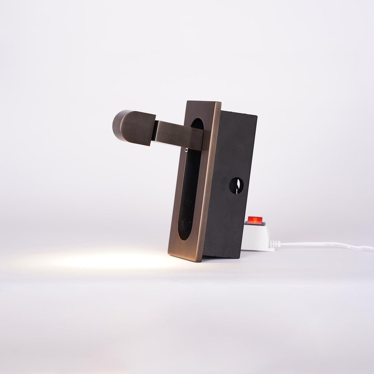 Aplique de pared LED giratorio con interruptor de botón para lectura nocturna enfocada en espacios compactos | Thomler