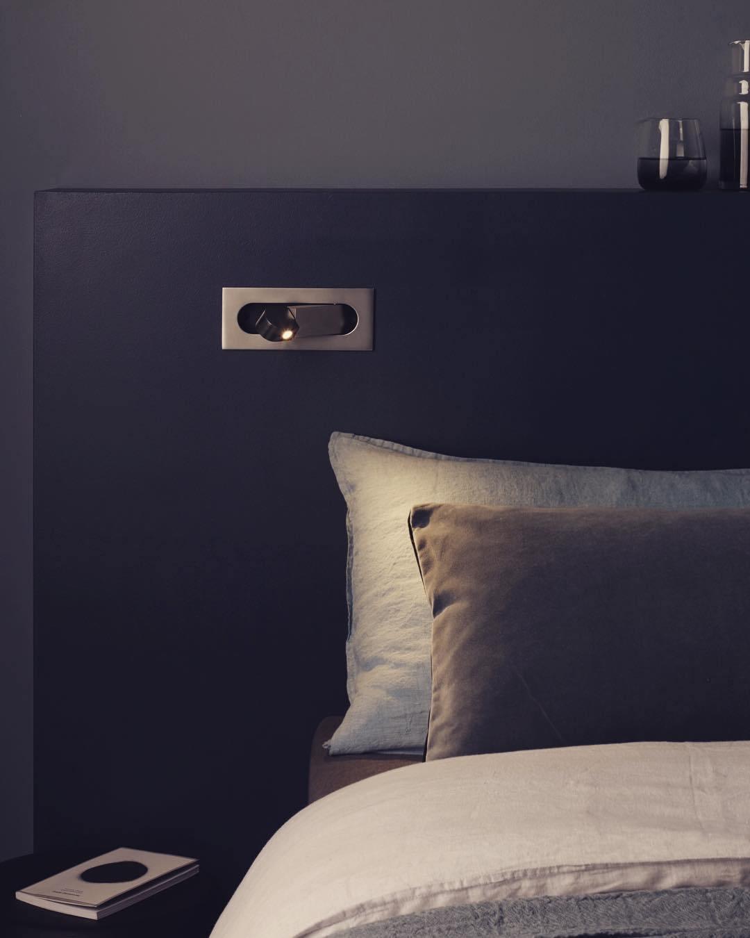 Aplique de pared LED giratorio con interruptor de botón para lectura nocturna enfocada en espacios compactos | Thomler