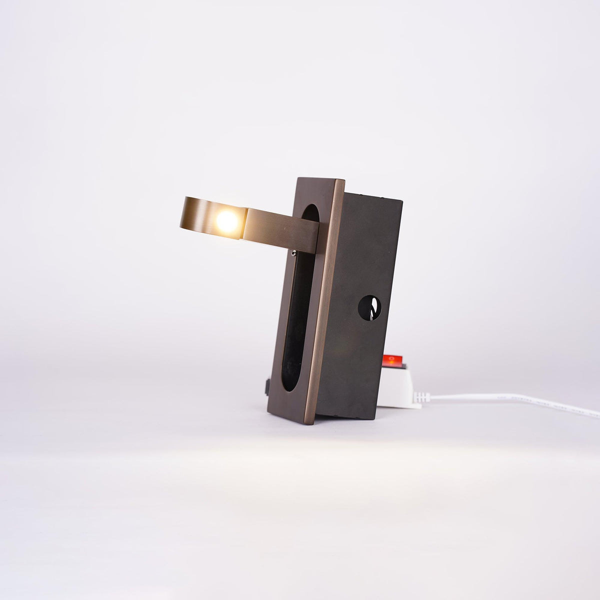 Aplique de pared LED giratorio con interruptor de botón para lectura nocturna enfocada en espacios compactos | Thomler