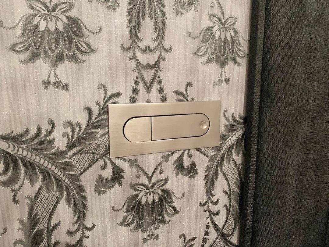 Aplique de pared LED giratorio con interruptor de botón para lectura nocturna enfocada en espacios compactos | Thomler