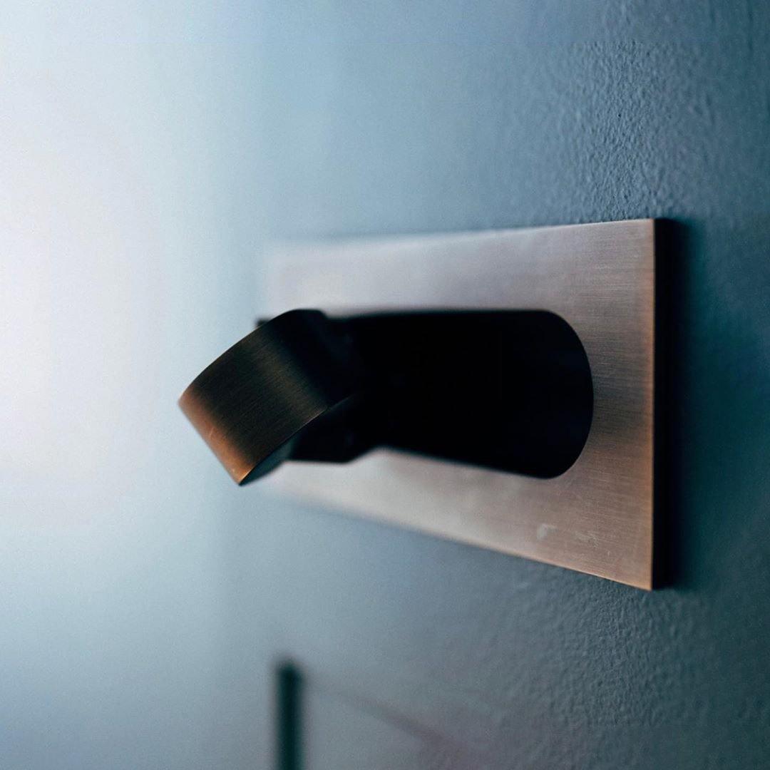 Aplique de pared LED giratorio con interruptor de botón para lectura nocturna enfocada en espacios compactos | Thomler